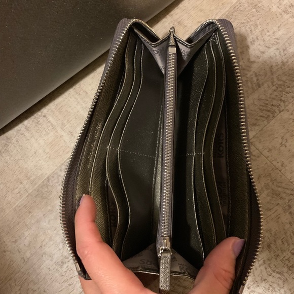 Matching Michael kors purse and wallet - Picture 2 of 4